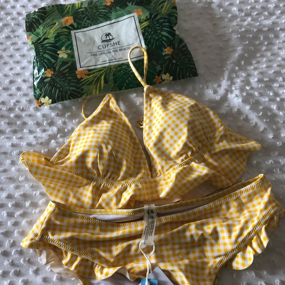 Cupshe size M 2 piece suit. Never been worn! - Picture 2 of 3